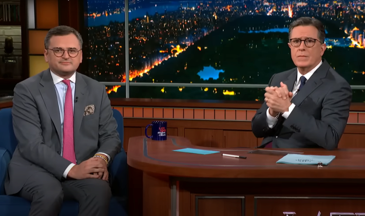 Дмитрий Кулеба посетил The Late Show со Стивеном Колбертом / Фото: скриншот с видео Передал аплодисменты украинскому народу: Дмитрий Кулеба стал гостем The Late Show