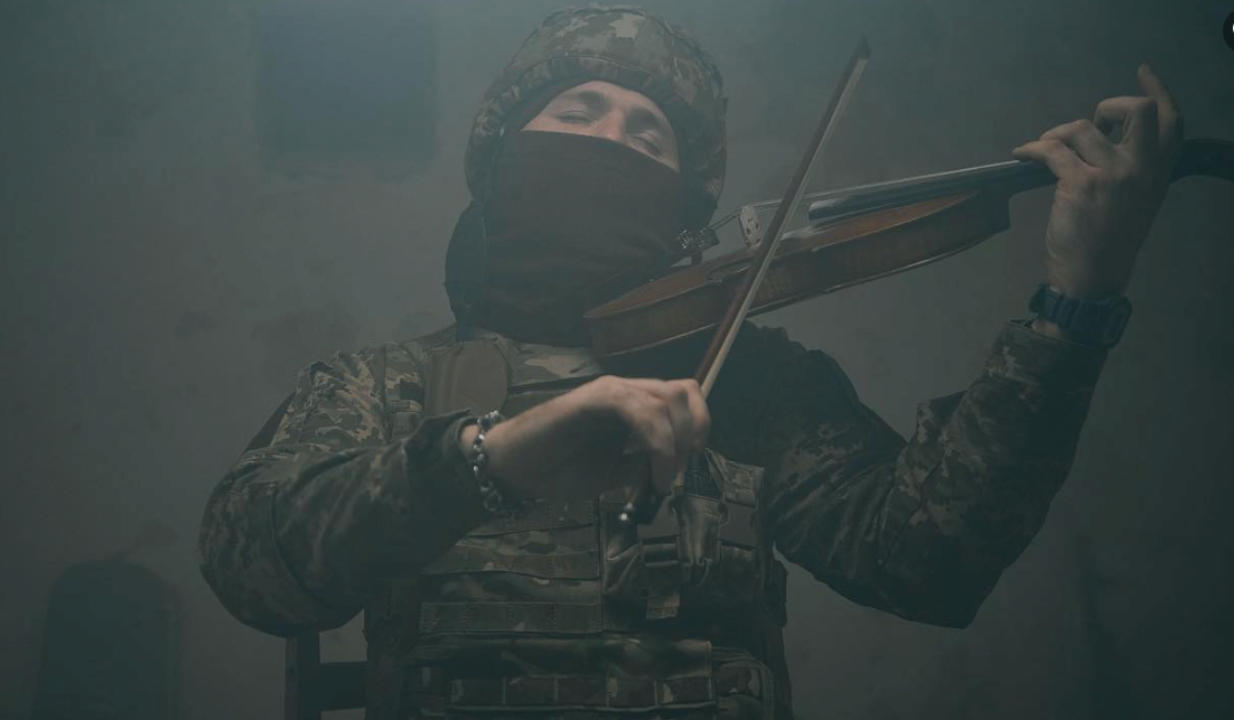 Як красиво і боляче: учасник Нацвідбору на Євробачення зіграв на скрипці на донбаських териконах