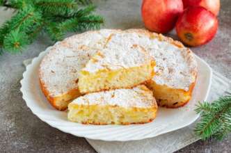 Рецепт яблучної шарлотки на сковорідці/Фото: man_darinka.food Простий рецепт яблучної шарлотки без яєць на сковорідці