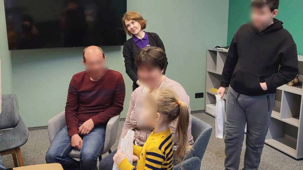 Фото з ТГ-каналу Омбудсман Лубінець Дмитро На підконтрольну Україні територію вивезли ще одну сім’ю з двома дітьми