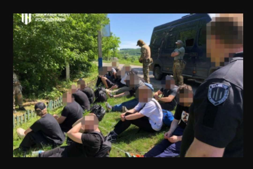Правоохоронець консультував водіїв, як об’їхати блокпости на шляху до кордону Правоохоронець консультував водіїв, як об’їхати блокпости на шляху до кордону