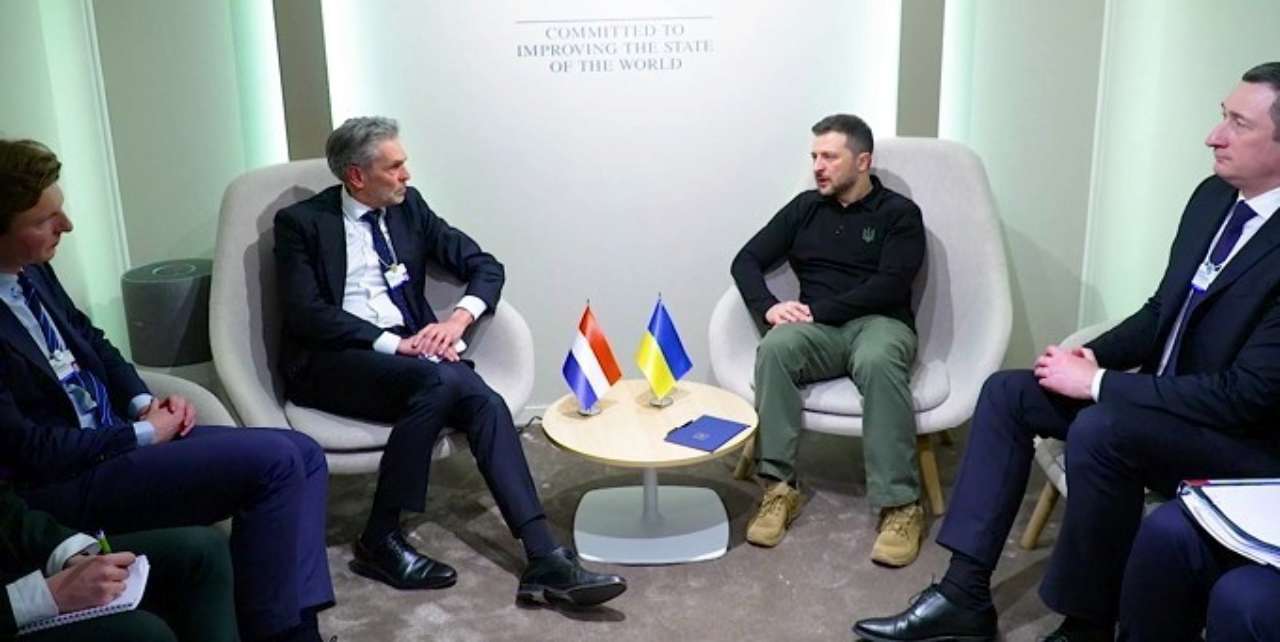 Зеленський і прем'єр Нідерландів обговорили інвестиції в Україну. Схоф підтвердив Зеленському підтримку України Зеленський і прем'єр Нідерландів обговорили інвестиції в Україну. Схоф підтвердив Зеленському підтримку України
