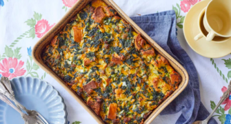 Простий рецепт запіканки для сніданку/Фото: Bigger bolder baking Суперпроста й неймовірно поживна запіканка на сніданок