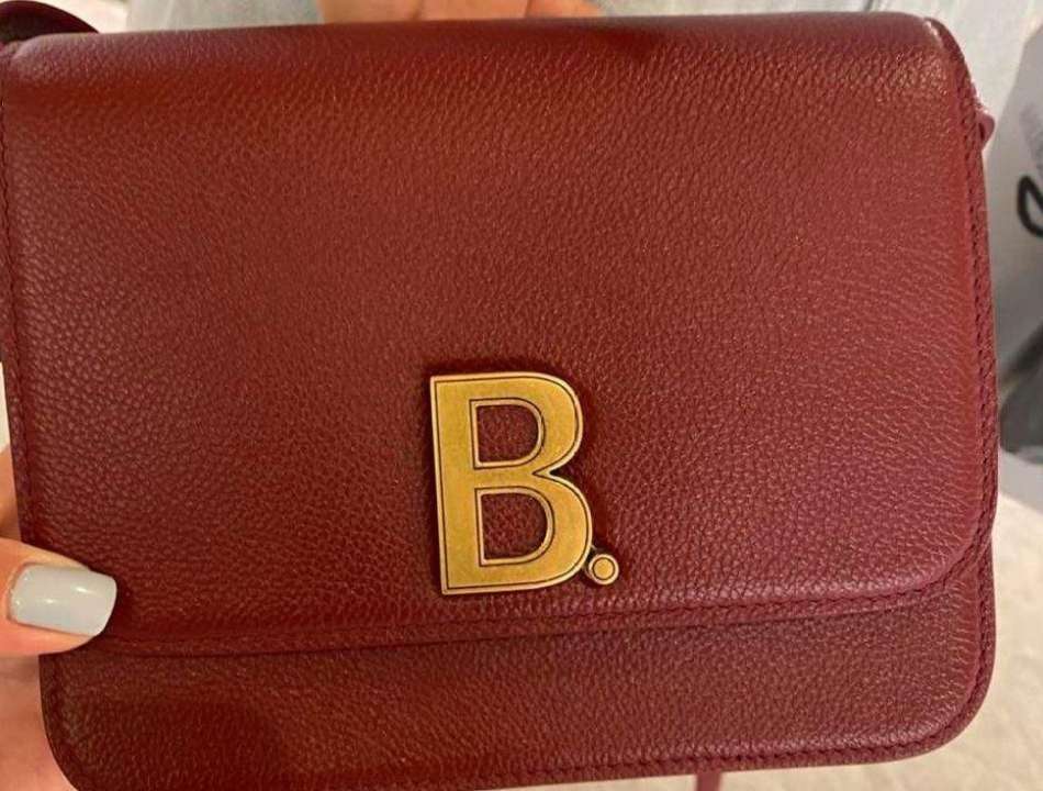 У секонд-хенді продали дизайнерську сумку Balenciaga, яку там забула відвідувачка/Фото власниці сумочки Секонд-хенд продав дизайнерську сумку Balenciaga, яку в примірочній забула відвідувачка