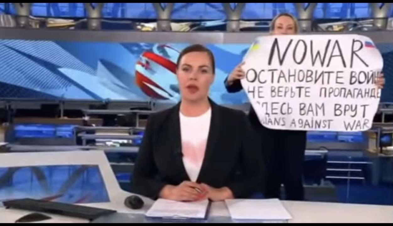 У прямому ефірі російського "Першого каналу" дівчина вибігла з антивоєнним плакатом/Фото: скріншот Редактор "Першого каналу" увірвалася до ефіру програми з плакатом "Немає війні". Відео