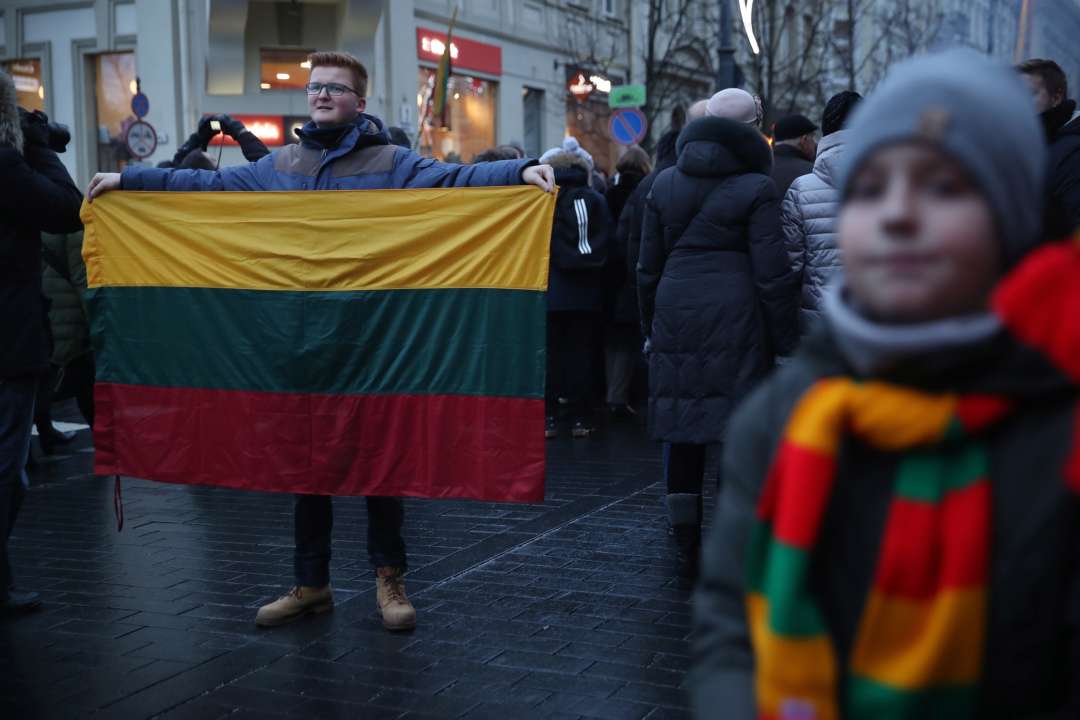 У росії заговорили про відміну визнання незалежності Литви/Фото: getty images Люди з прапором