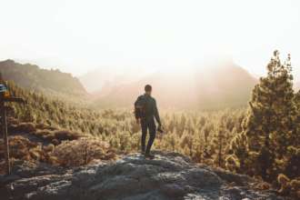 Гороскоп для всех знаков Зодиака на 13 июля/Фото: Carlos/Unsplash Мужчина в горах