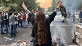 В Иране продолжаются протесты за права женщин: 76 человек погибли, сотни митингующих задержали/Фото: @AlinejadMasih/Twitter Протестующие в Иране