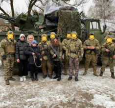 Школярі з Фастівщини наколядували 15 тисяч гривень для ЗСУ / Фото: Діана Григоренко Діти з села на Фастівщині наколядували 15 тис грн для Збройних Сил