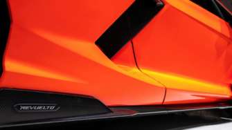 Фото: Lamborghini Lamborghini представила свій перший гібридний суперкар Revuelto. Фото