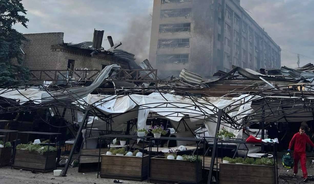 Рятувальники та поліцейські працюють на місці Рятувальники та поліцейські працюють на місці