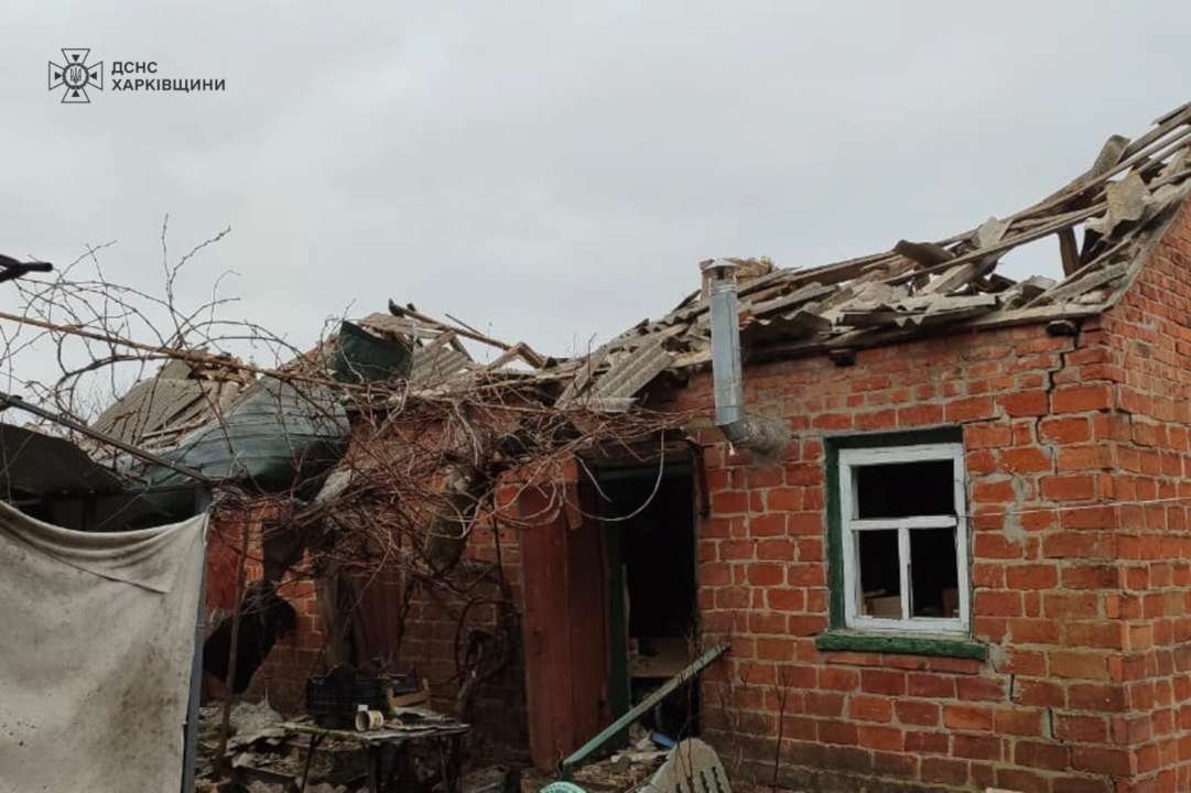 Ворог скидає важкі керовані бомби на людські оселі, є постраждалі росіяни скинули керовану авіаційну бомбу на Вовчанськ, є загибла