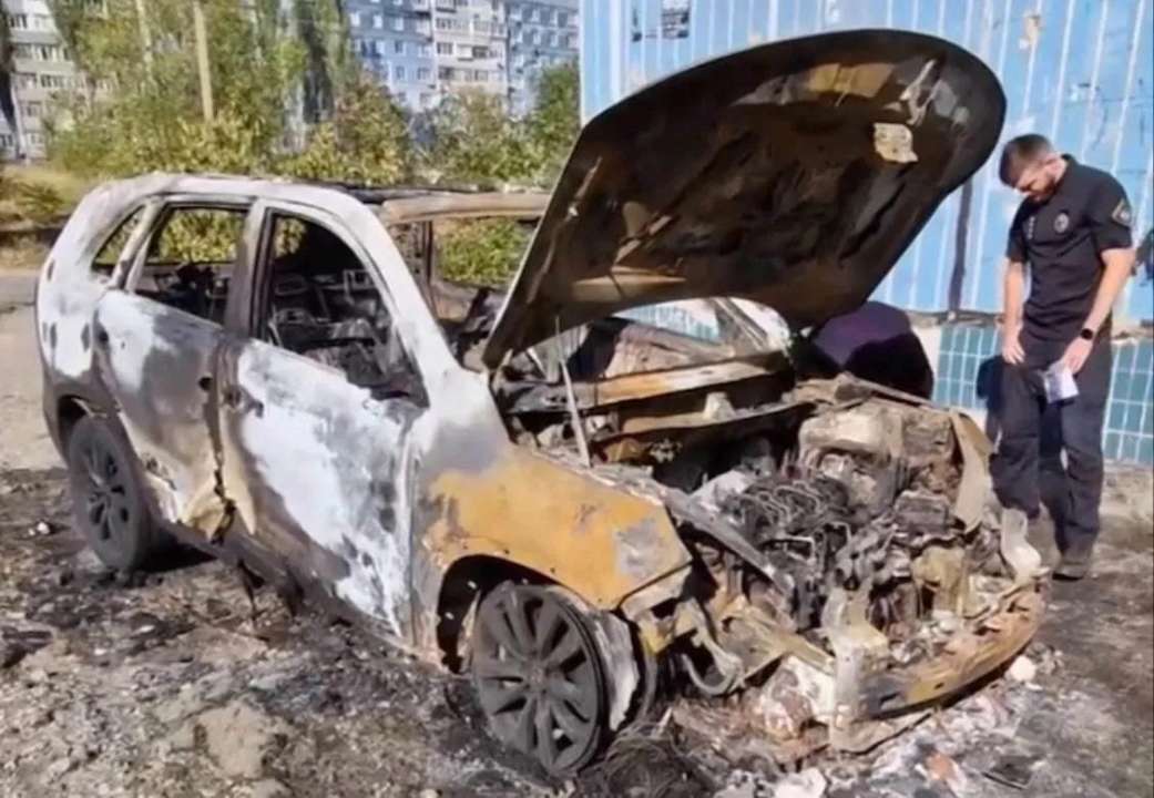 У Дніпрі спалили службове авто голови патронатної служби 93-ї бригади/Фото: скрін У Дніпрі невідомі спалили автомобіль голови патронатної служби 93 ОМБ "Холодний Яр"