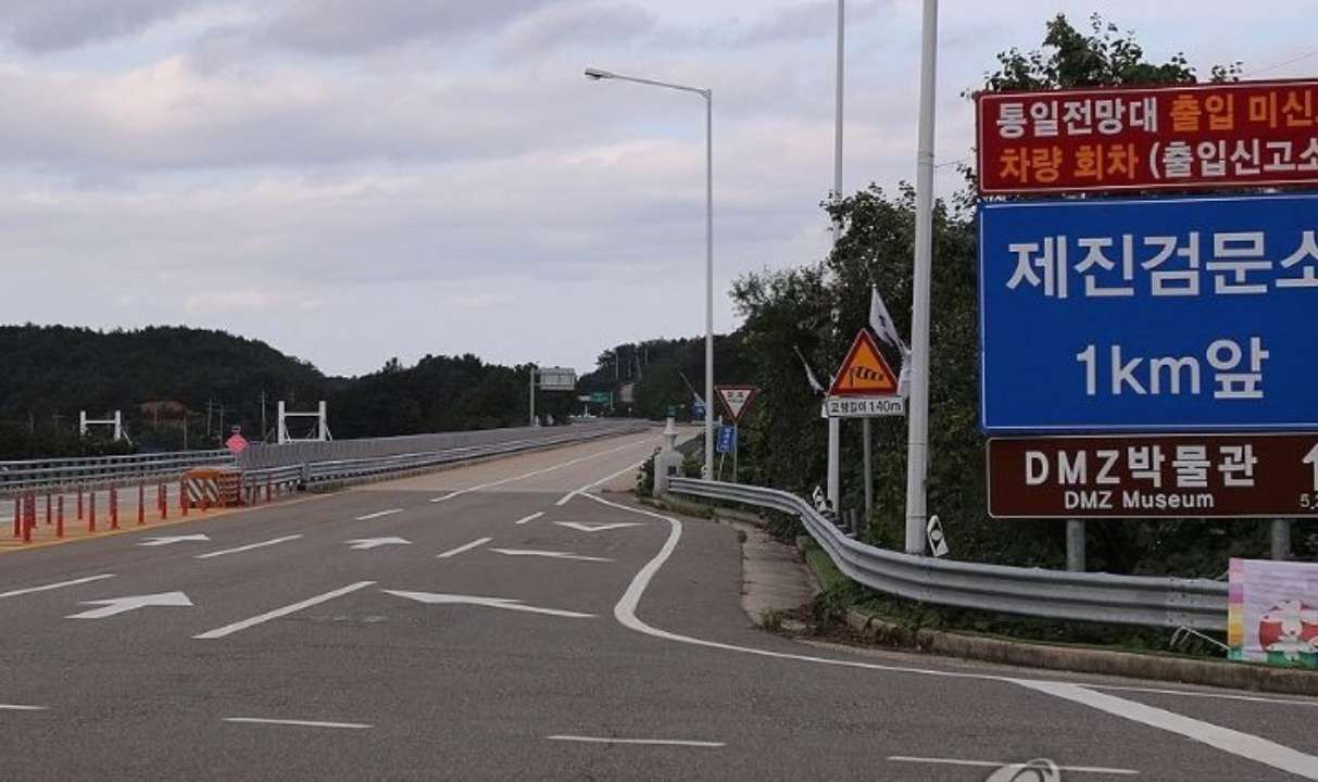 КНДР взорвала часть дорог, которые ведут в Южную Корею/Фото: Yonhap КНДР взорвала часть дорог, которые ведут в Южную Корею