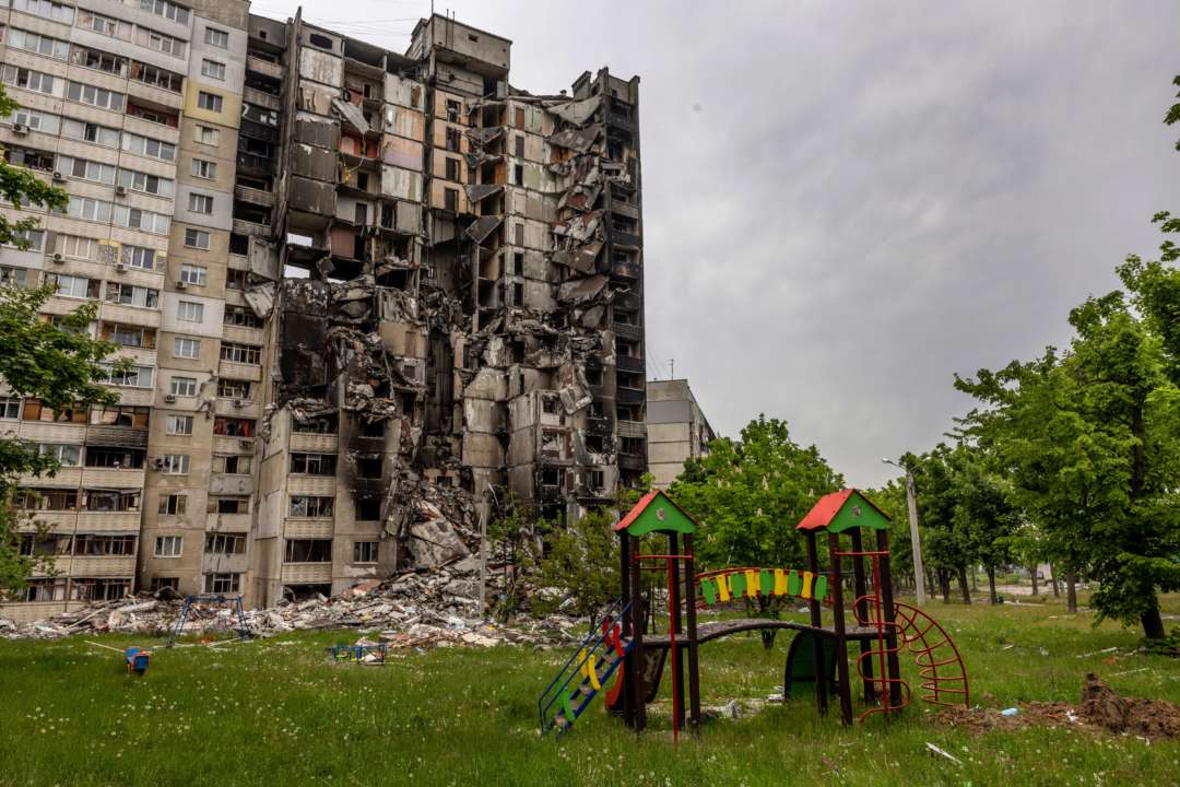 Разрушенный обстрелами оккупантов многоэтажный дом в Харькове