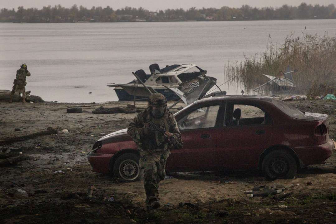 Окупанти готуються захищатися та укріплюють лівий берег Дніпра / Фото: Chris McGrath/Getty Images Окупанти готуються захищатися та укріплюють лівий берег Дніпра / Фото: Chris McGrath/Getty Images
