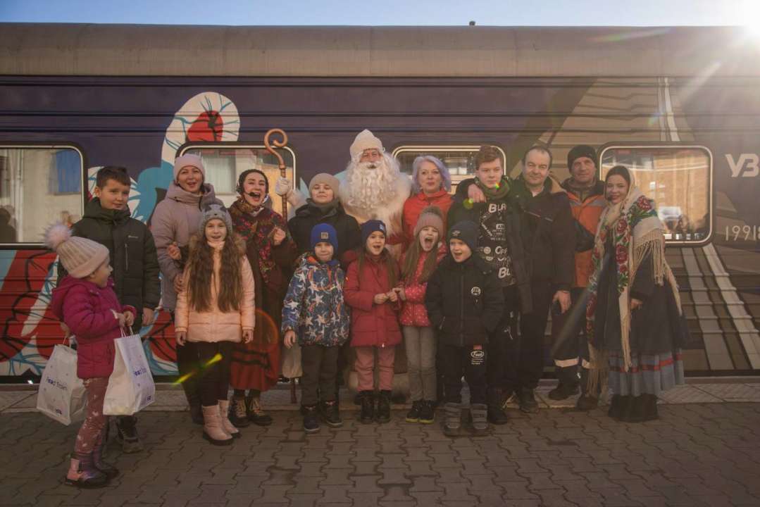 Для детей прифронтовых городов команда поезда устроила праздник с подарками и развлечениями/Фото: Укрзализныця Новый рейс Food Train: рождественской кутьей угостили жителей Николаева и Херсона