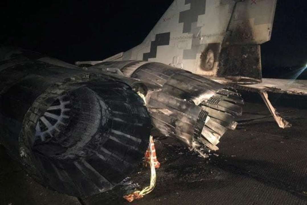 Под Киевом автомобиль столкнулся с истребителем