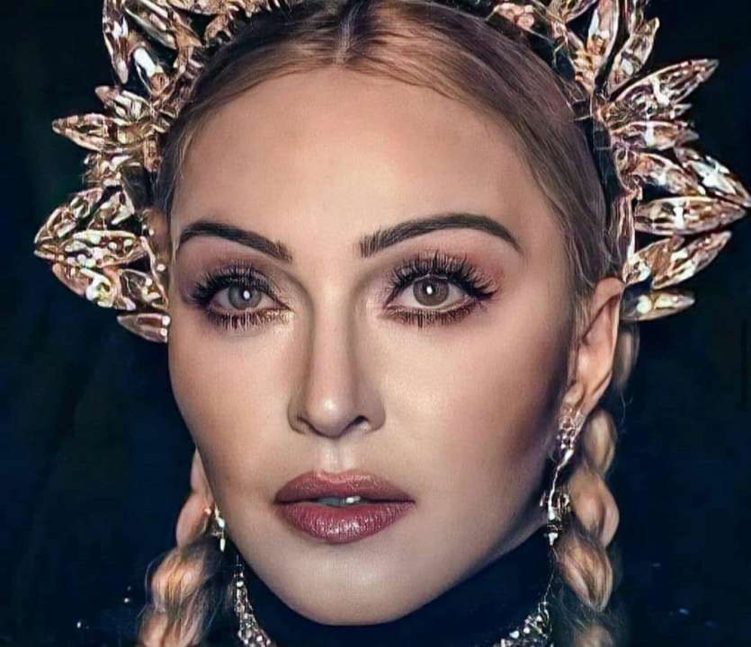 Фото: Instagram/madonna Епатажна Мадонна оголила груди на селфі