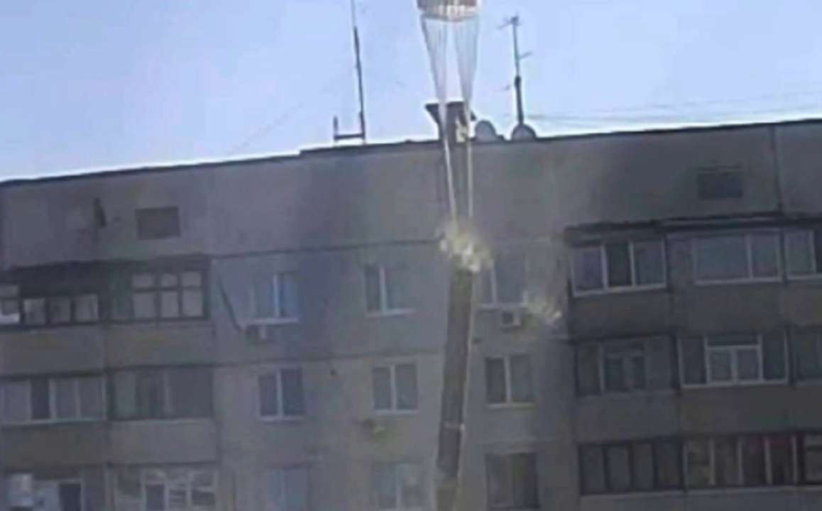 Окупанти спускають на Харків бомби на парашутах/Фото: t.me/suspilnekharkiv Окупанти спускають на Харків бомби на парашутах