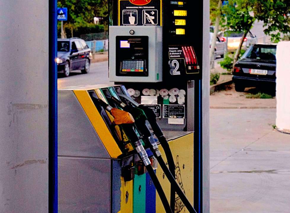 Що робити, якщо в дорозі закінчився бензин: поради для водіїв