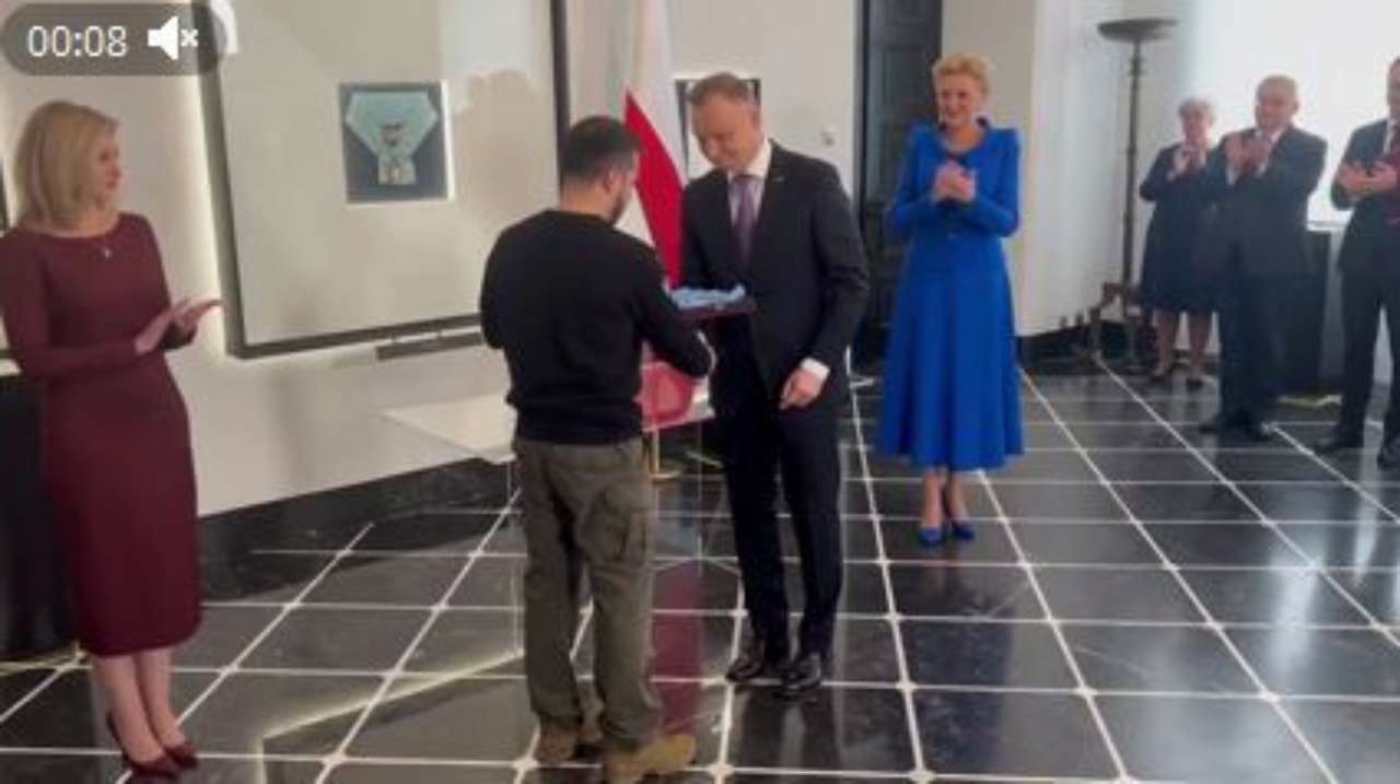 З'явилося відео офіційної церемонії зустрічі Президента України Володимира Зеленського та Президента Республіки Польща Анджея Дуди З'явилося відео офіційної церемонії зустрічі Президента України Володимира Зеленського та Президента Республіки Польща Анджея Дуди