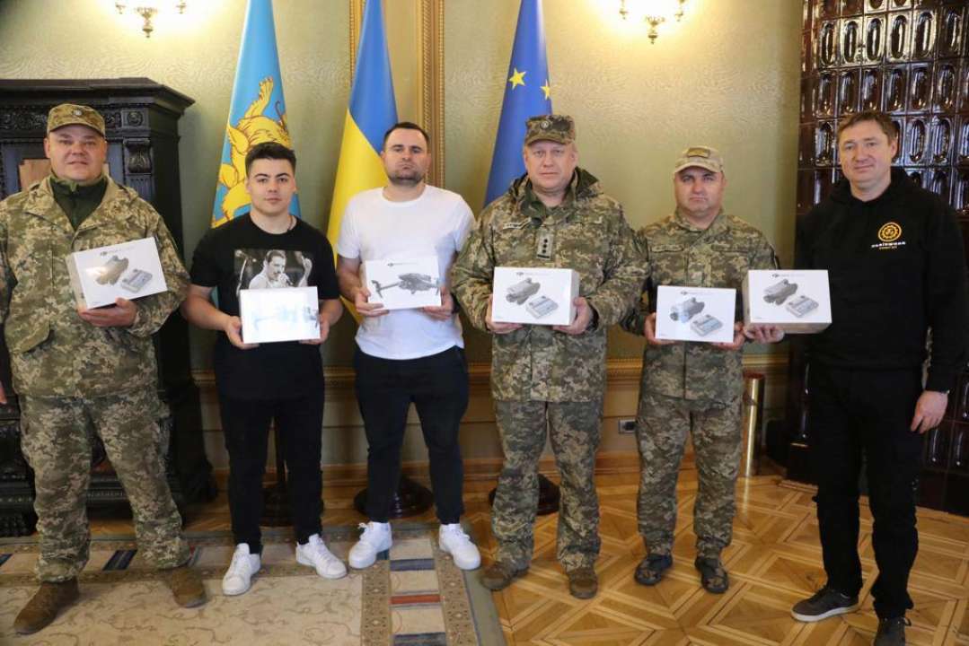 Максим Козицький разом зі співаком SHUMEI передали військовим шість дронів