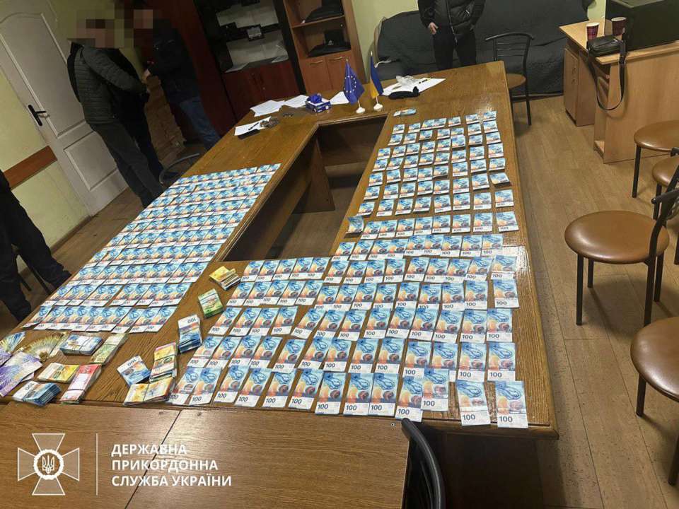 Прикордонники затримали двох жителів Львова під час спроби вивезення великої суми / Фото: t.me/DPSUkr