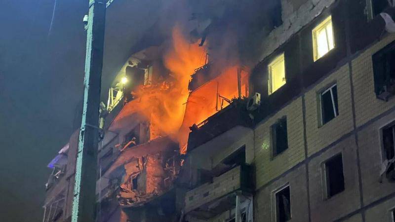 Ворожий удар по житловій багатоповерхівці в Кривому Розі/Фото: Дмитро Лубінець Ворожий удар по житловій багатоповерхівці в Кривому Розі/Фото: Дмитро Лубінець