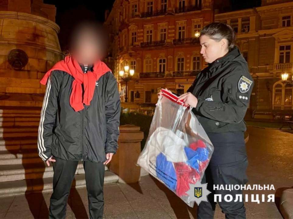 Женщина, которая пыталась повесить триколор на Европейской площади, дает показания полиции/Фото: Нацполиция Женщина, которая пыталась повесить триколор на Европейской площади, дает показания полиции/Фото: Нацполиция
