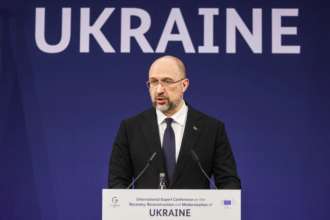 Шмигаль заявил, что люди будут возвращать 1000 гривен, если оформили помощь за границей/Фото: Omer Messinger/Getty Images Людям, которые за границей оформят 1000 гривен с "єПідтримки", впоследствии придется их вернуть