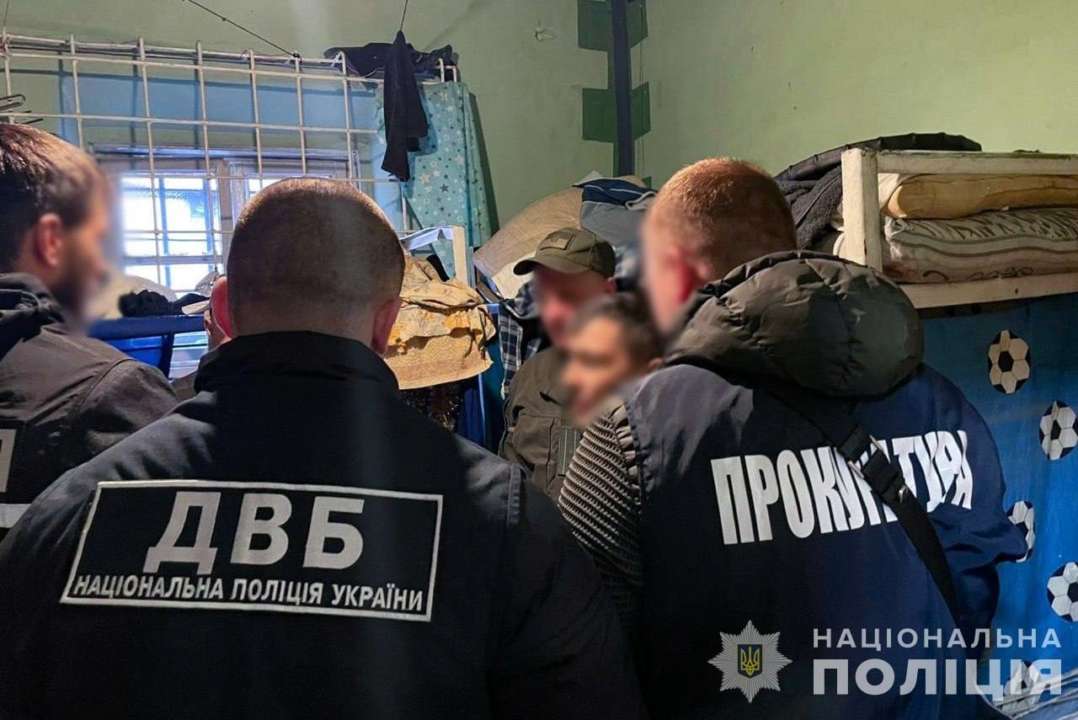 Нацполіція викрила ворожого агента, який із в'язниці координував підпали автомобілів силовиків