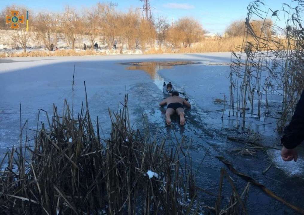 У Кропивницькому чоловік урятував дівчинку, яка провалилася під лід/Фото: ДСНС У Кропивницькому чоловік урятував дівчинку, яка провалилася під лід