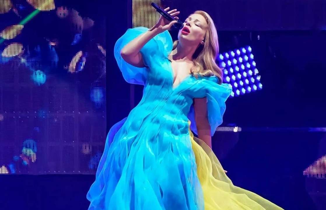 Тіна Кароль виступила в Японії у розкішній патріотичній сукні/Фото: fantina/instagram Блакитно-жовта сукня з декольте і пишними рукавами: Тіна Кароль вразила розкішним образом