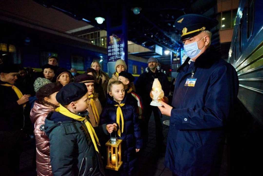 Пластуни передадуть представникам УЗ Вифлеємський вогонь миру: що він символізує/Фото: Rail insider Пластуни передадуть представникам УЗ Вифлеємський вогонь миру: що він символізує