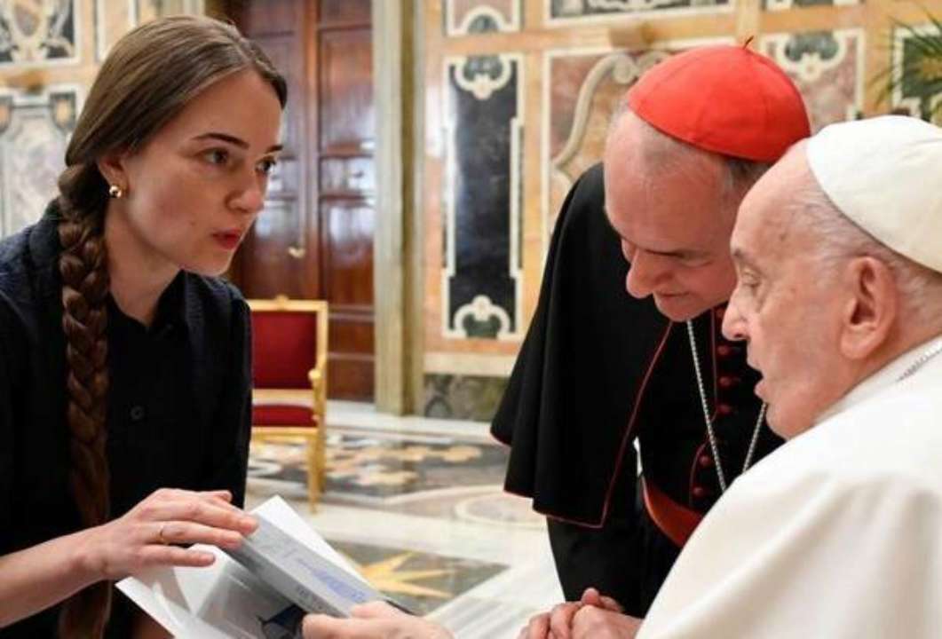 Встреча Матвийчук с Папой Римским / Фото: vaticannews Встреча украинской правозащитницы с Папой Римским: книга о плене как символ борьбы