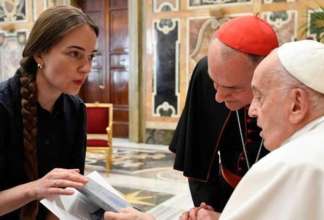 Встреча Матвийчук с Папой Римским / Фото: vaticannews Встреча украинской правозащитницы с Папой Римским: книга о плене как символ борьбы