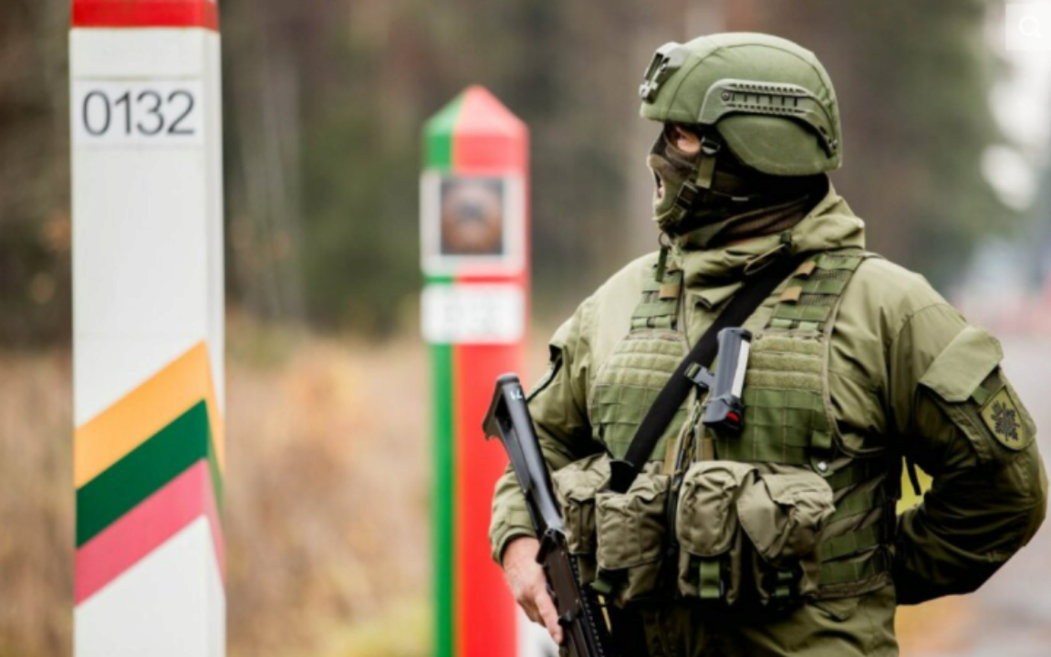 Литва заборонила в'їзд на територію країни легкових автомобілів з білоруськими номерами/Фото: DELFI Литва також заборонила в'їзд машин із білоруськими номерами