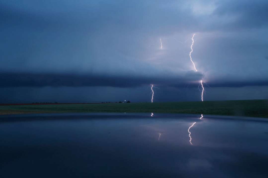 В Україні очікуються шквали вітру та грозові дощі/Фото: Getty Images Гроза