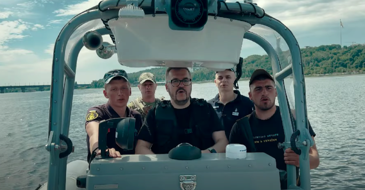На землі, в повітрі і на морі"