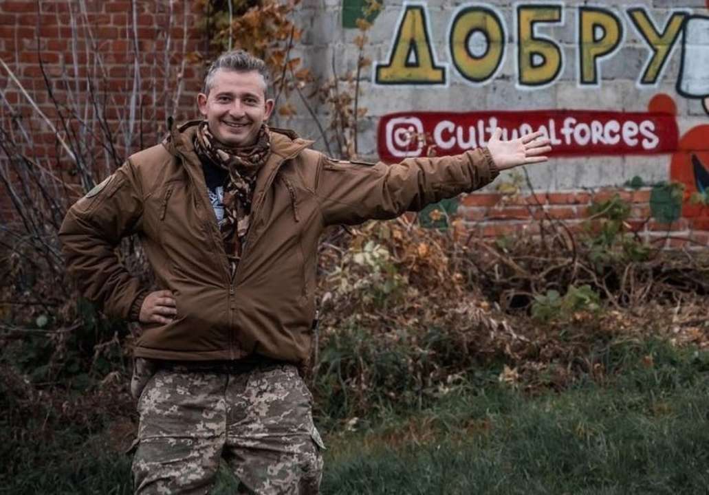 Коля Серга в центре Херсона прочитал свое стихотворение, написанное 8 месяцев назад/Фото: Instagram