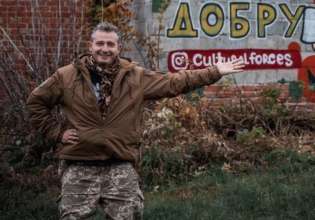 Коля Серга в центре Херсона прочитал свое стихотворение, написанное 8 месяцев назад/Фото: Instagram Коля Серга в центре Херсона прочитал свое стихотворение, написанное 8 месяцев назад/Фото: Instagram