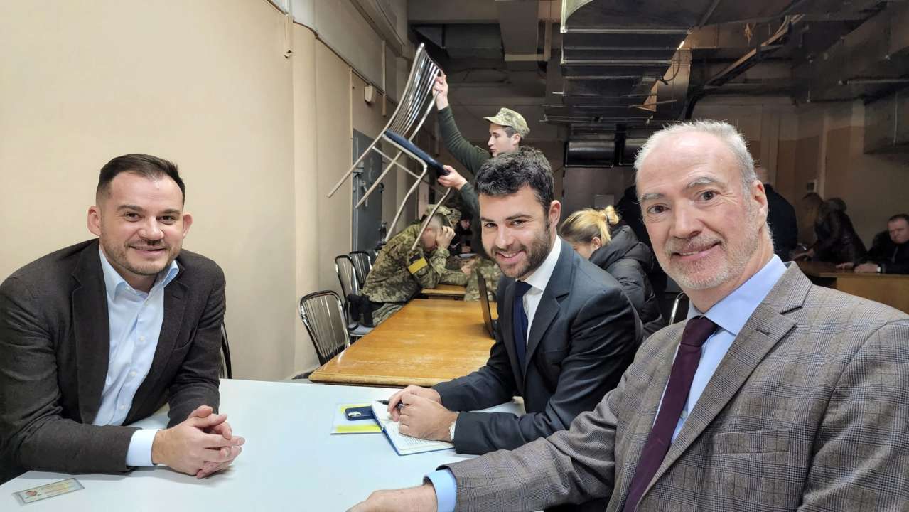 Реакция иностранных послов на обстрелы по Украине / Фото: Twitter "Пока продолжаю работать в подвале": реакция западных послов на новые удары по Украине