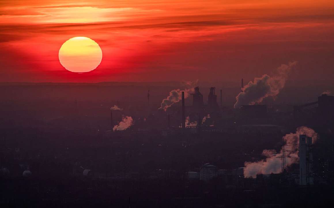 Два дня подряд на этой неделе были самыми теплыми в истории/Фото: Lukas Schulze/Getty Images Заводы на фоне заката