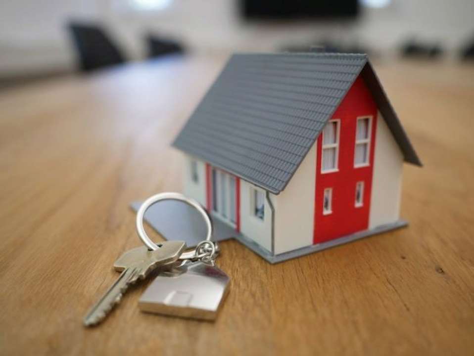 Фігурка дому з ключами