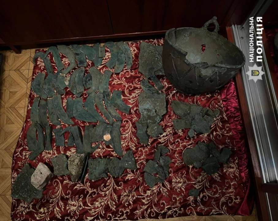 Полиция Харьковщины предотвратила продажу артефактов/Фото: mvs_ukraine На Харьковщине пытались продать артефакты 2 века до нашей эры