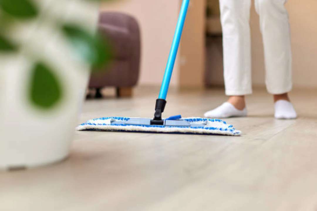 Добавление корицы выводит уборку на новый уровень/Фото: istockphoto Зачем добавлять молотую корицу в воду для мытья полов: хитрость хозяек
