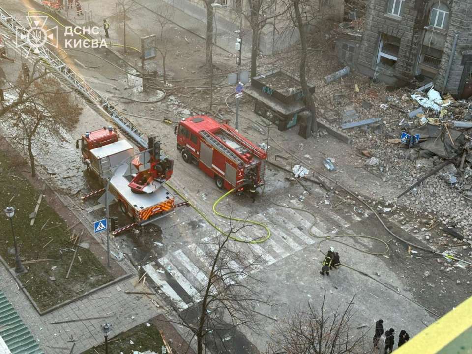 Зеленський прокоментував новорічну атаку рф/Фото: ДСНС Росію навіть у новорічну ніч хвилювало лише те, як зробити боляче Україні – Зеленський