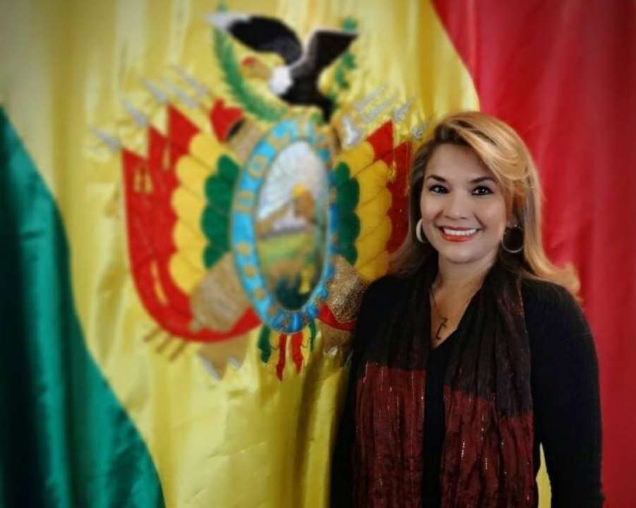 Колишня президент Болівії ховалася від правоохоронців під ліжком