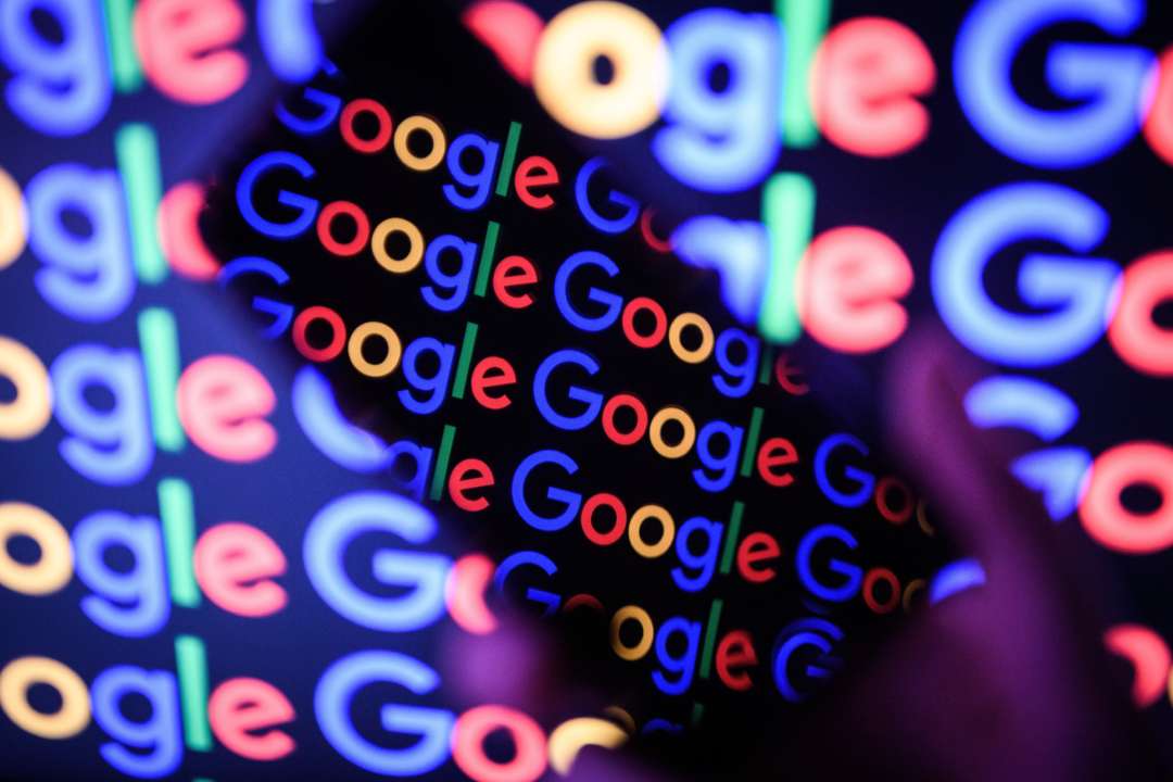 Фото: Getty Images/Автор — Leon Neal Google представила новий дизайн своїх емодзі
